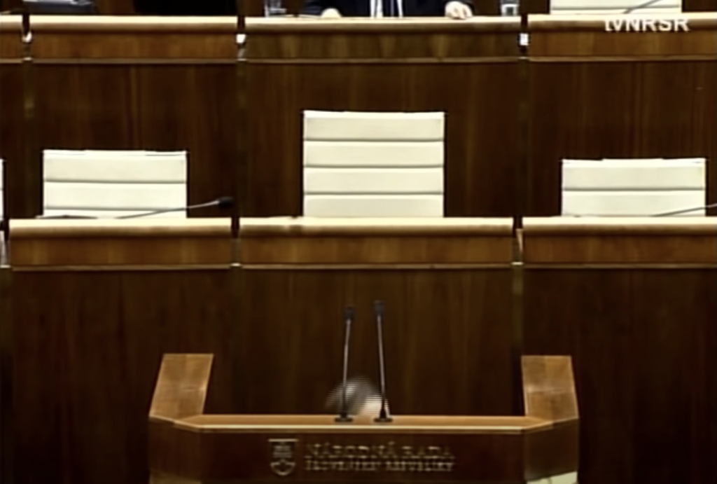 Pri jednom zo svojich prejavov v parlamente mala Tabák problém s dýchaním kvôli rúšku. Následne sa schovala pod rečnícky pult, odkiaľ sa vynorila po pár sekundách.