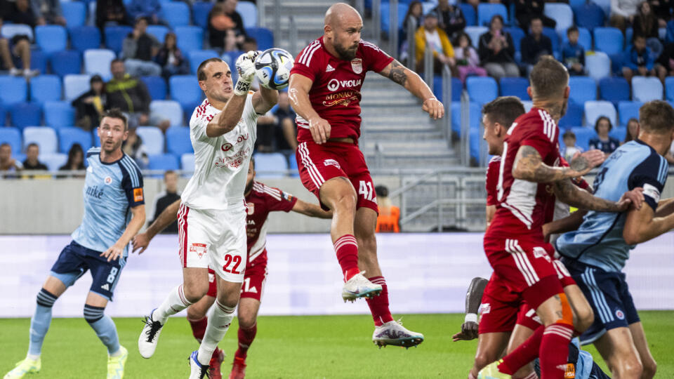 Na snímke zľava brankár Matúš Hruška (Banská Bystrica) a Ľubomír Willwéber (Banská Bystrica) počas zápasu 2. kola futbalovej Niké ligy ŠK Slovan Bratislava - MFK Dukla Banská Bystrica v Bratislave 5. augusta 2023. FOTO TASR - Jaroslav Novák