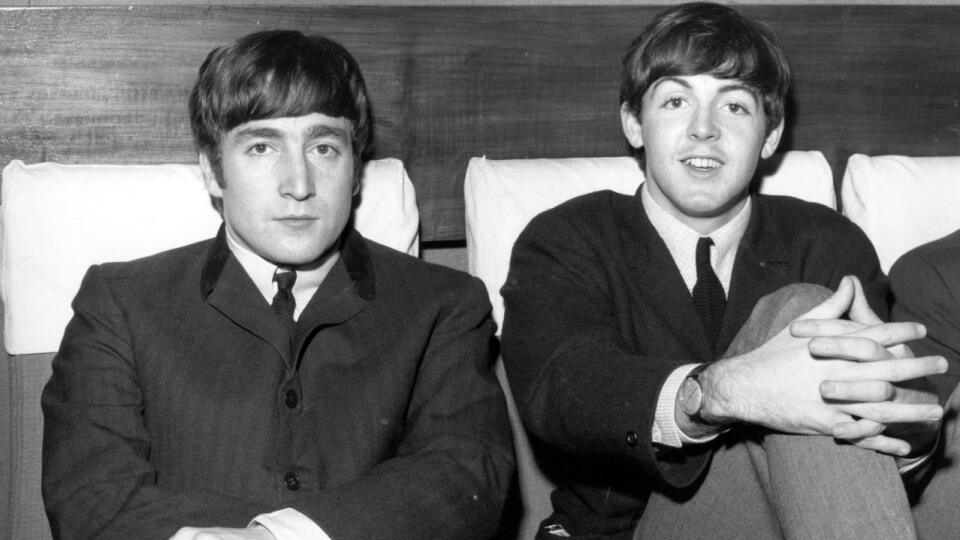 John Lennon a Paul McCartney na fotke z roku 1963