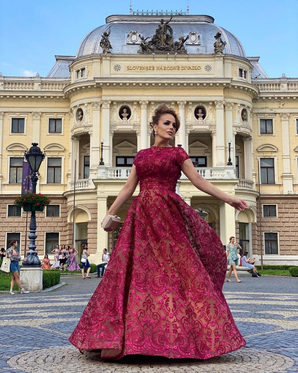 Karin Haydu sa v meste predviedla v rozprávkových šatách.