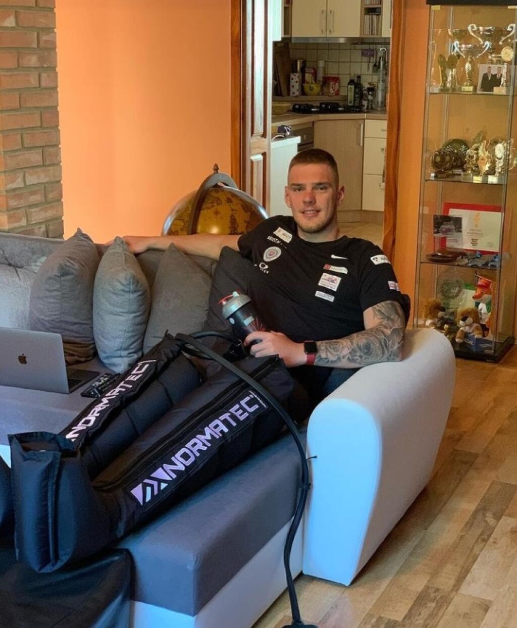 Rýchlostný kanoista Adam Botek stále býva s rodičmi. Olympijskú prémiu by chcel využiť na vlastné bývanie.