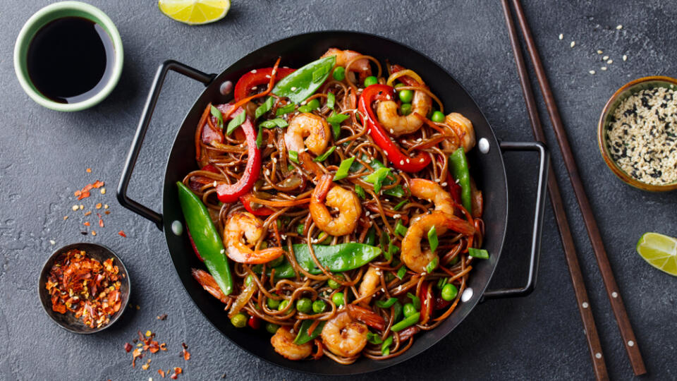 Stir,Fry,Noodles,With,Vegetables,And,Shrimps,In,Black,Iron