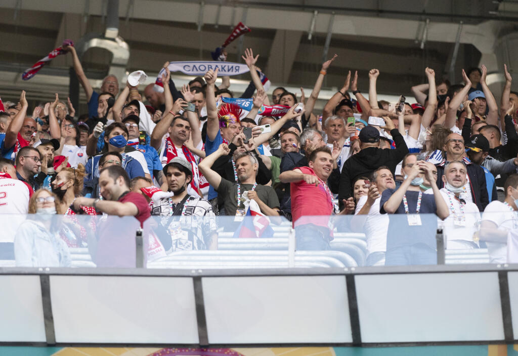 Na snímke fanúšikovia Slovenska oslavujú víťazstvo 2:1 v zápase E-skupiny na majstrovstvách Európy vo futbale Poľsko - Slovensko v pondelok 14. júna 2021 v ruskom Petrohrade. FOTO TASR - Martin Baumann