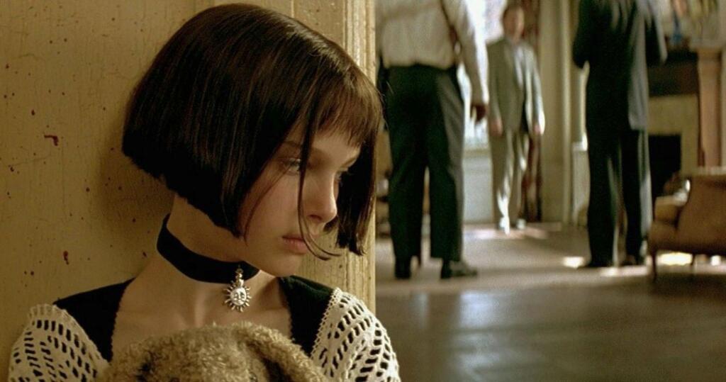 Natalie Portman (40): Leon (1994): Kultový Leon jej otvoril dvere do prvotriednej hereckej spoločnosti - 11-ročnú Portman doň napokon vybral samotný režisér Luc Besson z asi 2-tisíc kástovaných dievčat. Vo francúzskom krimitrileri si herecky sekundujúc Jeanovi Renovi maľovala oči, fajčila cigaretu, zaľúbila sa do staršieho muža a učila sa zabíjať, čo sa mimoriadne nepáčilo jej konzervatívnym rodičom.