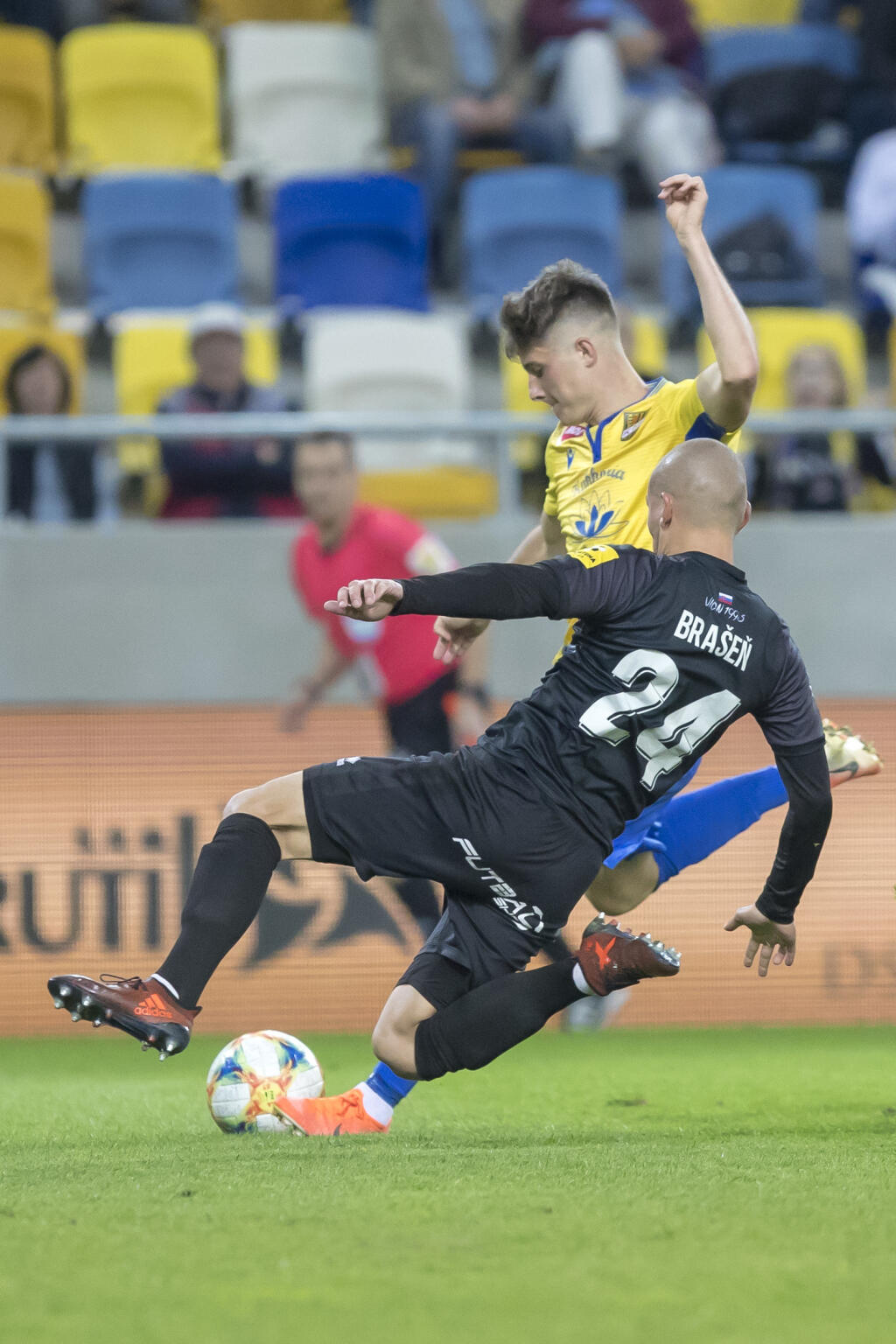 Futbalové kluby už majú od vlády povolenie opäť zarezávať naplno.