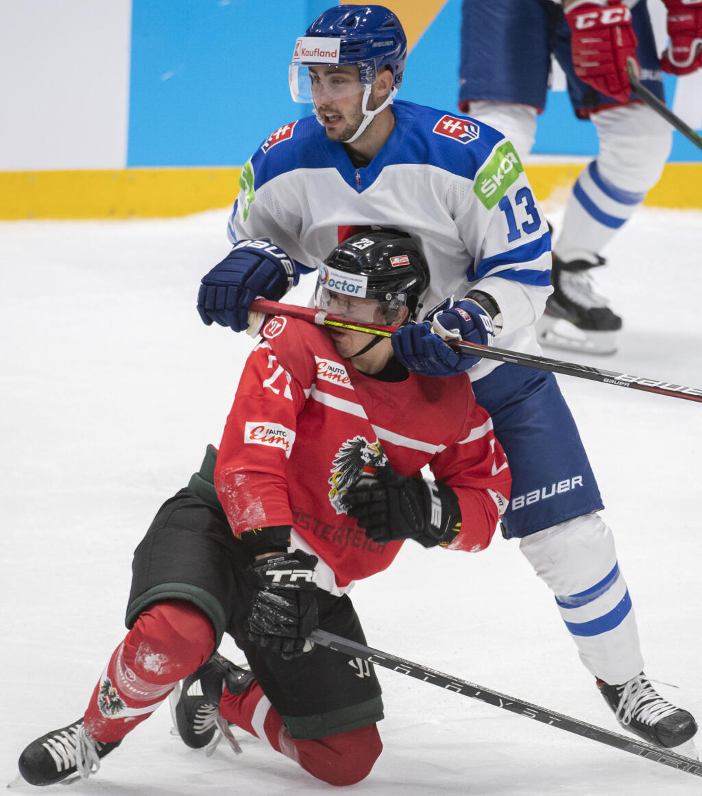 Na snímke hore Tomáš Jurčo (Slovensko) a dole Marco Rossi (Rakúsko) počas zápasu D-skupiny olympijskej kvalifikácie na ZOH v Pekingu Rakúsko - Slovensko 26. augusta 2021 v Bratislave. FOTO TASR - Martin Baumann