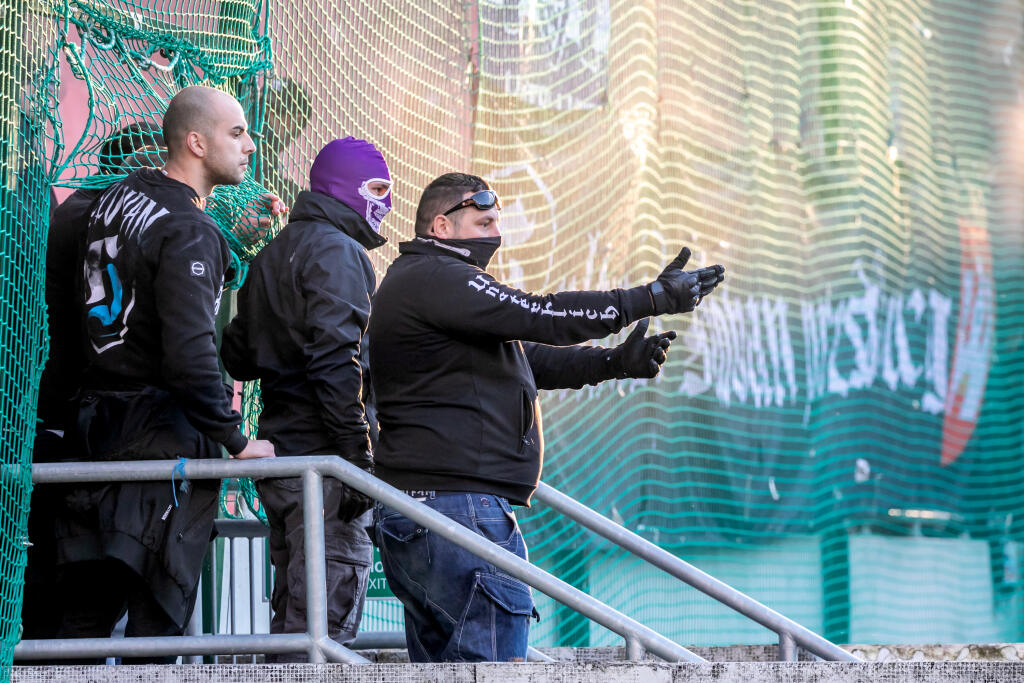 Na snímke je futbalový zápas medzi FC Spartak Trnava a ŠK Slovan Bratislava, ktorý sa skončil predčasne a fanúšikovia obidvoch táborov vnikli na hraciu plochu.