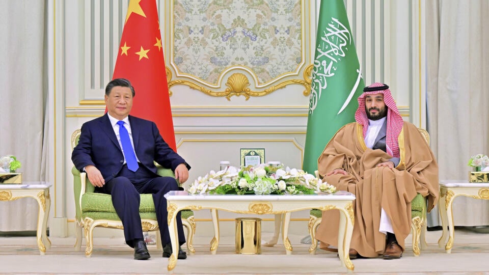WA 52 Rijád - Čínsky prezident Si Ťin-pching a saudskoarabský korunným princ Muhammad bin Salmán počas stretnutia v Rijáde v piatok 9. decembra 2022. Lídri arabských štátov Perzského zálivu a ďalších krajín Blízkeho východu sa v piatok stretli v Saudskej Arábii pri príležitosti štátnej návštevy čínskeho prezidenta s cieľom upevniť svoje vzťahy s Pekingom. Si Ťin-pching na summite označil členské krajiny Rady pre spoluprácu arabských štátov Perzského zálivu (GCC) - Bahrajn, Katar, Kuvajt, Omán,