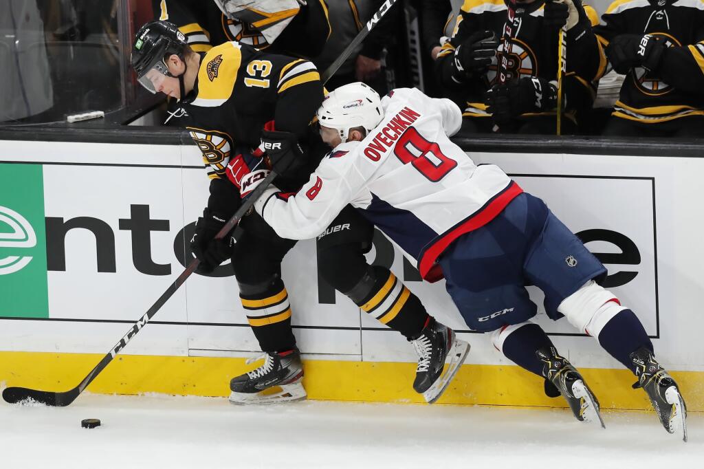 WA 4 Boston Bruins - Hokejista Bostonu Bruins Charlie Coyle (vľavo) a kapitán Washingtonu Capitals Alex Ovečkin bojujú pri mantineli v zápase zámorskej hokejovej NHL Boston Bruins - Washington Capitals v Bostone v nedeľu 18. apríla 2021. FOTO TASR/AP
Washington Capitals' Alex Ovechkin (8) battles Boston Bruins' Charlie Coyle (13) for the puck during the first period of an NHL hockey game, Sunday, April 18, 2021, in Boston. (AP Photo/Michael Dwyer)
