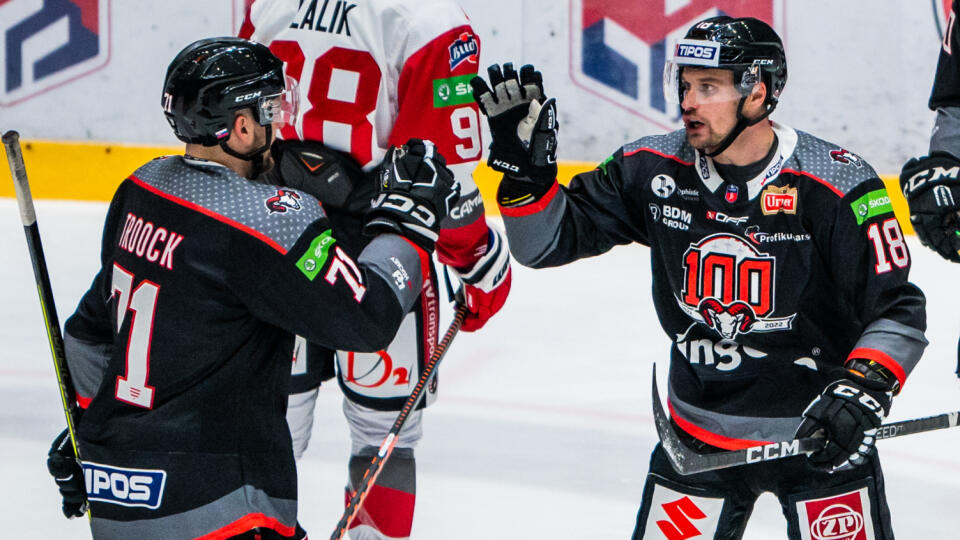 Na snímke zľava Branden Trock a autor druhého gólu Banskej Bystrice Andrej Bíreš (obaja Banská Bystrica) sa tešia v zápase 16. kola hokejovej Tipos Extraligy medzi HC MV TRANSPORT Prešov a HC ‘05 Banská Bystrica v Prešove 6. novembra 2022. FOTO TASR - Veronika Mihaliková