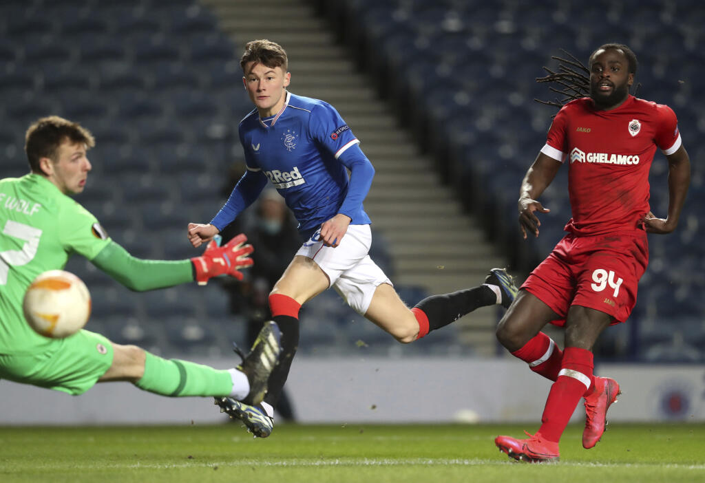 EBE 43 Glasgow - Na snímke uprostred škótsky obranca Rangers Nathan Patterson strieľa druhý gól Glasgowa v 46. minúte v odvete šestnásťfinále Európskej ligy vo futbale Glasgow Rangers - Royal Antverpy v Glasgowe vo štvrtok 25. februára 2021. FOTO TASR/AP
Rangers' Nathan Patterson, centre, scores their side's second goal of the game against Royal Antwerp during their Europa League soccer match at the Ibrox Stadium in Glasgow, Scotland, Thursday Feb. 25, 2021. (Andrew Milligan/PA via AP)