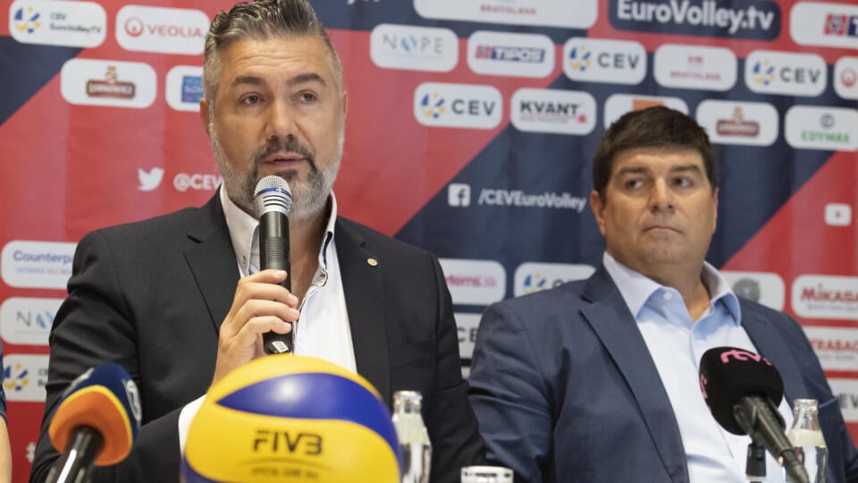 Na snímke prezident Slovenskej volejbalovej federácie (SVF) a prezident Organizačného výboru ME v Bratislave Martin Kraščenič (vľavo) a riaditeľ turnaja ME v Bratislave Tomáš Singer počas tlačovej konferencie SVF pred majstrovstvami Európy žien v Bratislave