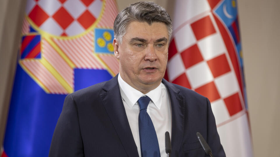 WA 16 Záhreb - Bývalý chorvátsky premiér Zoran Milanovič skladá prezidentský sľub počas inaugurácie v Záhrebe 18. februára 2020. V tejto pozícii tak nahradí doterajšiu hlavu štátu Kolindu Grabarovú-Kitarovičovú. FOTO TASR/AP
Croatian President elect Zoran Milanovic takes the oath in Zagreb, Croatia, Tuesday, Feb. 18, 2020. Zoran Milanovic has been sworn in as the fifth President of Croatia at a low-key ceremony at the president's office. (AP Photo/Darko Bandic)
