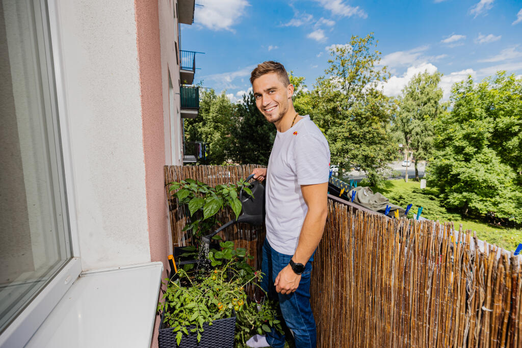 Na snímke strieborný olympijský medailista vo vodnom slalome v kategórií K1 Jakub Grigar s priateľkou Adrianou Závodnou pestujú na balkóne ich spoločného bytu v Liptovskom Mikuláši rôzne druhy byliniek a zeleniny.