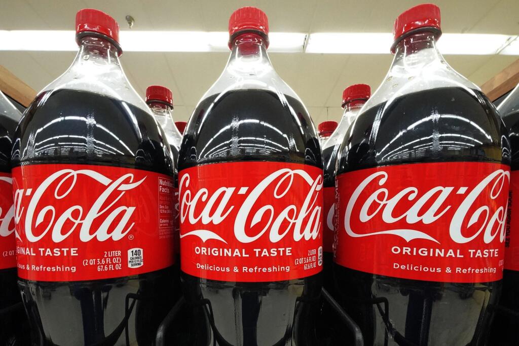 WA 1 archív Pittsburgh - Na archívnej snímke z 24. apríla 2022 plastové fľaše s nápojom amerického koncernu Coca-Cola sú v ponuke v obchode v americkom meste Uniontown. Zisk aj tržby amerického koncernu Coca-Cola v 1. štvrťroku 2022 vzrástli viac, ako ekonómovia očakávali. Prispeli k tomu vyššie ceny a oživenie dopytu po nápojoch v reštauráciách po uvoľnení obmedzení na zastavenie pandémie ochorenia COVID-19. FOTO TASR/AP

Bottles of Coca-Cola are on display at a grocery market in Uniontown, Pa,