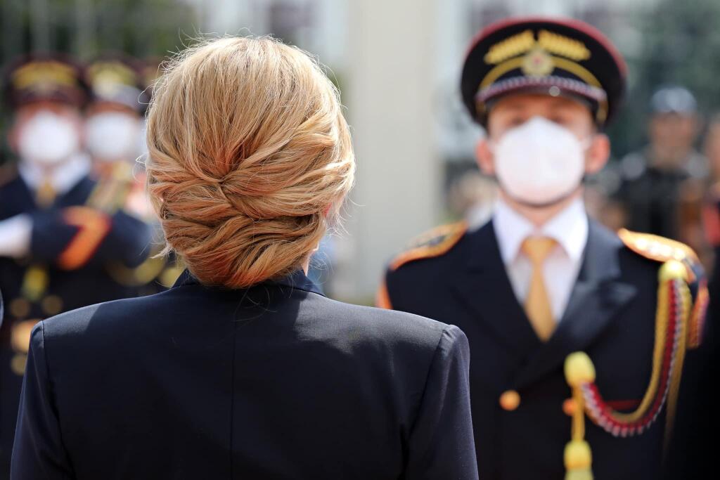 Na udeľovaní medailí vojakom a vojačkám vystúpila Zuzana Čaputová so zopnutými vlasmi. Na tento veterný deň to bolo dobré rozhodnutie.