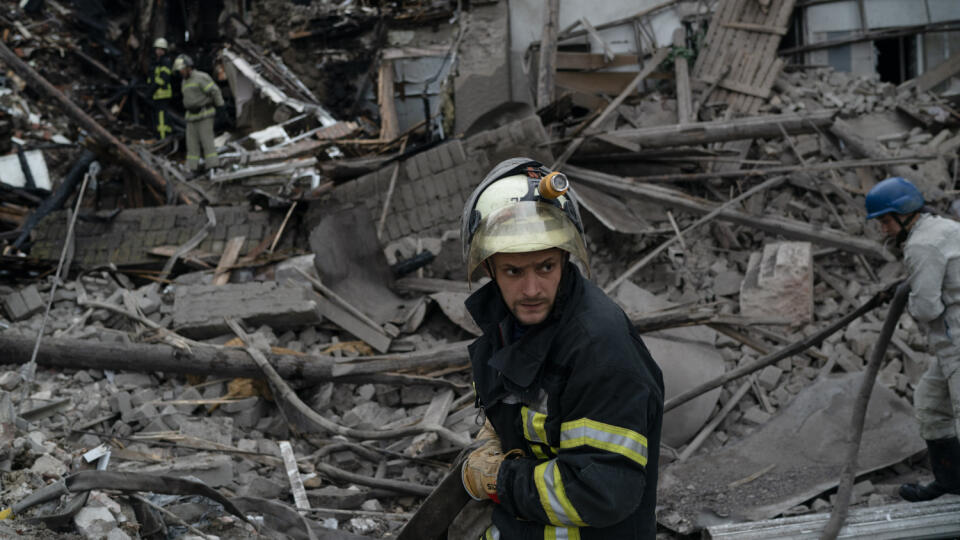 Hasič zasahuje po ruskom útoku, ktorý poškodil budovu v ukrajinskom Sloviansku v utorok 27. septembra 2022. FOTO TASR/AP