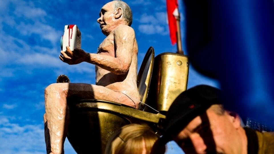 Nenásilná revoluce - Česká republika na 1. místě, demonstrace, karikatura, Vladimir Putin, zlatý záchod