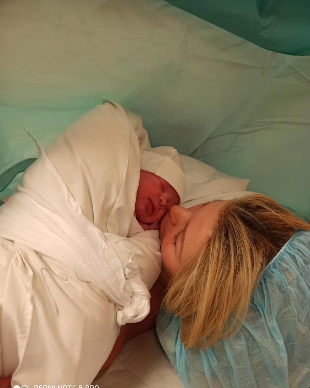 Slovenská playmate Lela Ceterová porodila Karlosovi Vémolovi dcérku Lili, párik sa tým pochválil na instagrame a pridal fotky tesne po pôrode.