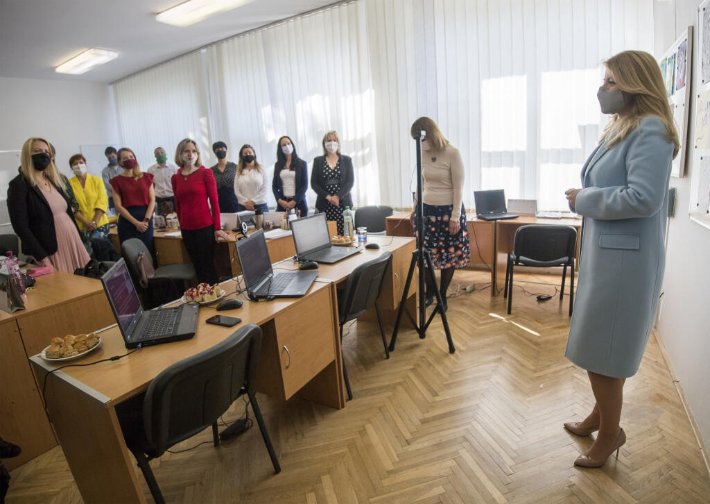 V pondelok 1. júna 2020 sa opätovne otvorili brány materských a základných škôl. Do základných škôl sa vrátili žiaci, ktorí navštevujú prvý až piaty ročník. Školy a škôlky boli od marca zatvorené, dôvodom boli opatrenia, ktoré mali zabrániť šíreniu nového koronavírusu. Na snímke prezidentka Zuzana Čaputová sa rozpráva s učiteľmi a učiteľkami počas navštevy Základnej školy v obci Lozorno, okres Malacky v pondelok 1. júna 2020. Pri príležitosti Medzinárodného dňa detí sa prezidentka SR stretla so