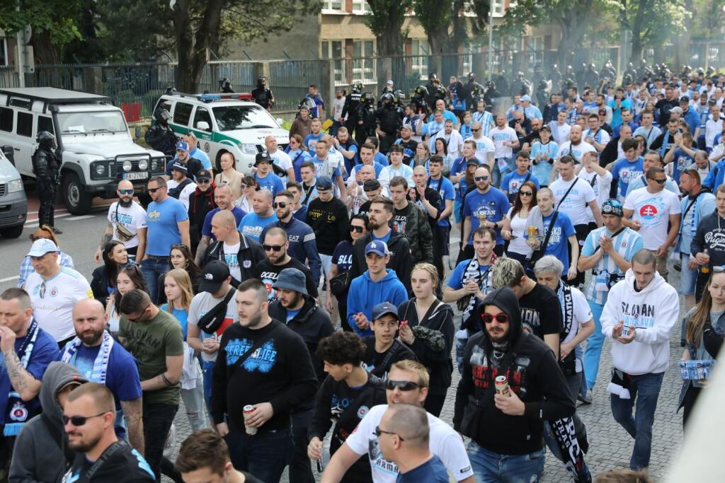 Finále Slovnaft Cupu medzi Slovanom Bratislava a Spartakom Trnava sprevádzali prísne opatrenia. Takto to vyzeralo pred štadiónom.