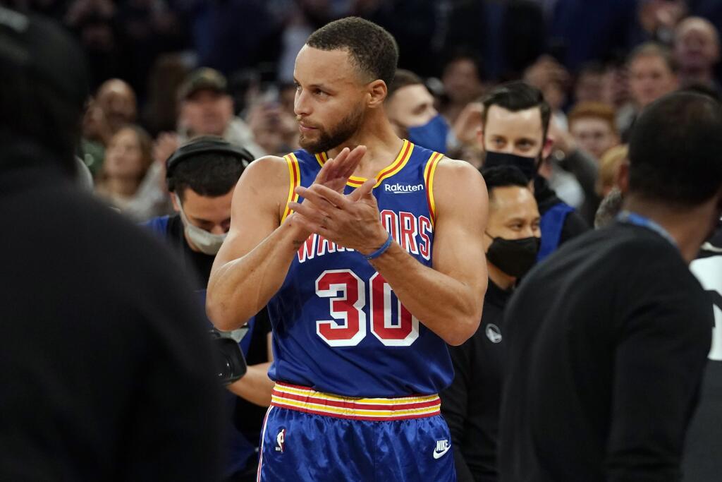 JB 11 New York - Hráč Goldenu State Warriors Stephen Curry reaguje po tom, ako strelil trojbodový kôš proti New Yorku Knicks v basketbalovom zápase zámorskej NBA v New Yorku 14. decembra 2021. FOTO TASR/AP
Golden State Warriors guard Stephen Curry reacts after scoring a 3-point basket during the first half of an NBA basketball game against the New York Knicks, Tuesday, Dec. 14, 2021, at Madison Square Garden in New York. Curry hit his 2,974th career 3-pointer Tuesday night, breaking the record