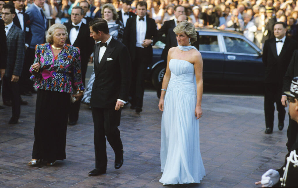 V roku 1987 zavítala do Cannes na filmový festival aj princezná Diana († 36), ktorá by nedávno oslávila svoje 60. narodeniny. Pred tým, než si dala Diana svoje krásne šaty na slávnostnú večeru, pricestovala na festival v bielom sáčku a modrej, vzorovanej sukni, taktiež z kolekcie Catherine Walker.