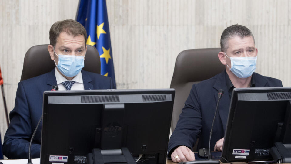 Na snímke vľavo premiér SR Igor Matovič (OĽaNO) a vpravo minister vnútra SR Roman Mikulec (OĽaNO) počas zasadnutia Ústredného krízového štábu SR 3. apríla 2020 v Bratislave. FOTO TASR - Martin Baumann