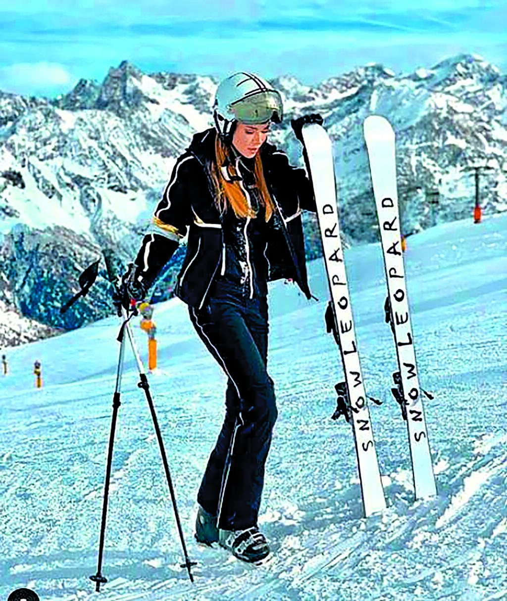 Bývalá misska miluje lyžovanie v obľúbenom skiareáli Špindlerův Mlýn. Cez jednu zimnú sezónu predvedie aj desať lyžiarskych outfitov. Andrea Verešová v bunde OneMore za 1100 eur a v nohaviciach za cca 450 eur.