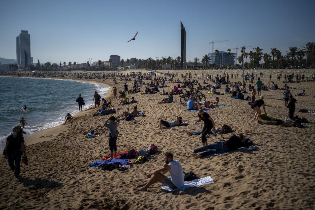 WA 33 Barcelona - Ľudia sedia na pláži a užívajú si slnečnú nedeľu v Barcelone 1. novembra 2020. FOTO TASR/AP 

People enjoy the beach in Barcelona, Sunday, Nov. 1, 2020, while Spain suffer a second strong pandemic crisis by Coronavirus. (AP Photo/Emilio Morenatti)