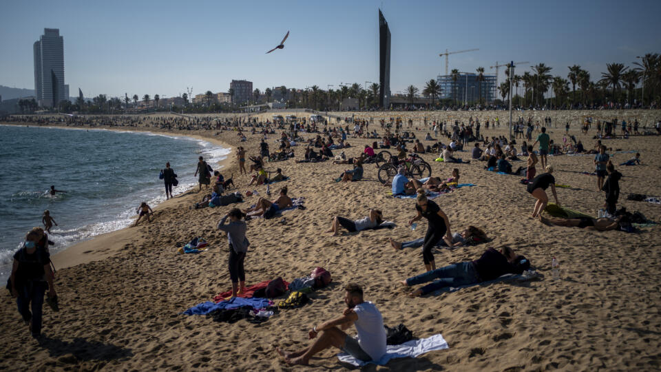 WA 33 Barcelona - Ľudia sedia na pláži a užívajú si slnečnú nedeľu v Barcelone 1. novembra 2020. FOTO TASR/AP
People enjoy the beach in Barcelona, Sunday, Nov. 1, 2020, while Spain suffer a second strong pandemic crisis by Coronavirus. (AP Photo/Emilio Morenatti)