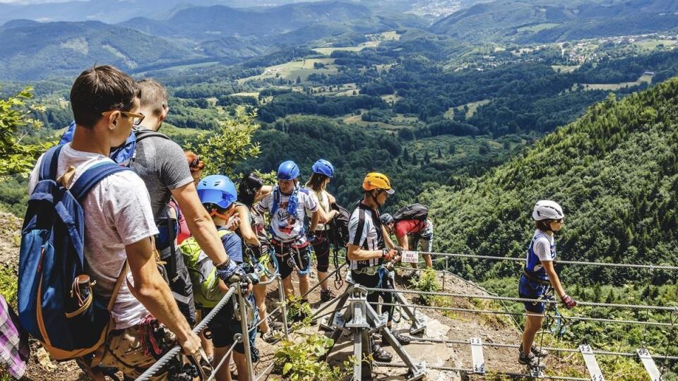 Plánuje sa vybudovať aj ZipLine, čiže dráha, ktorá odvážlivcom umožní zjazd do údolia po lane.