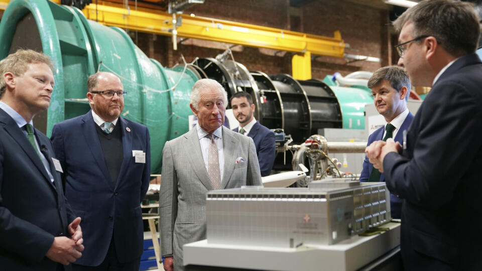 JB 3 Cambridge - Britský kráľ Karol III. (uprostred) s britským ministrom pre vedu, inováciu a technológiu Georgeom Freemanom (druhý zľava) a ministrom pre energetickú bezpečnosť a sieť Zero Grantom Shappsom (vľavo) počas návštevy laboratória Whittle v anglickom meste Cambridge 6. mája 2023. FOTO TASR/AP
Britain's King Charles III with Minister of State at the Department of Science, Innovation and Technology, George Freeman, second left, and Secretary of State for Energy Security and Net Zero,