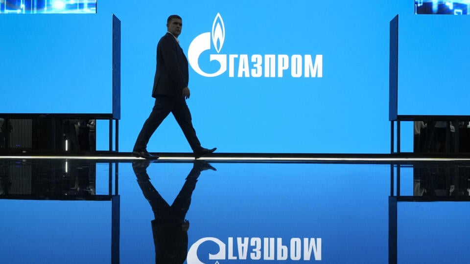 WA 65 archív Petrohrad - Na archívnej snímke zo 14. septembra 2022 muž kráča okolo loga ruského štátneho energetického giganta Gazprom počas medzinárodného fóra o skladovaní zemného plynu v Petrohrade. Gazprom oznámil, že v nedeľu 25. septembra 2022 prepraví do Európy potrubím cez Ukrajinu 42,4 milióna kubických metrov (m3) plynu, čo je rovnaký objem, aký uvádzal v predchádzajúcich dňoch. Európsky trh s plynom tak citlivo reaguje na akékoľvek potenciálne narušenia dodávok po zastavení plynovodu