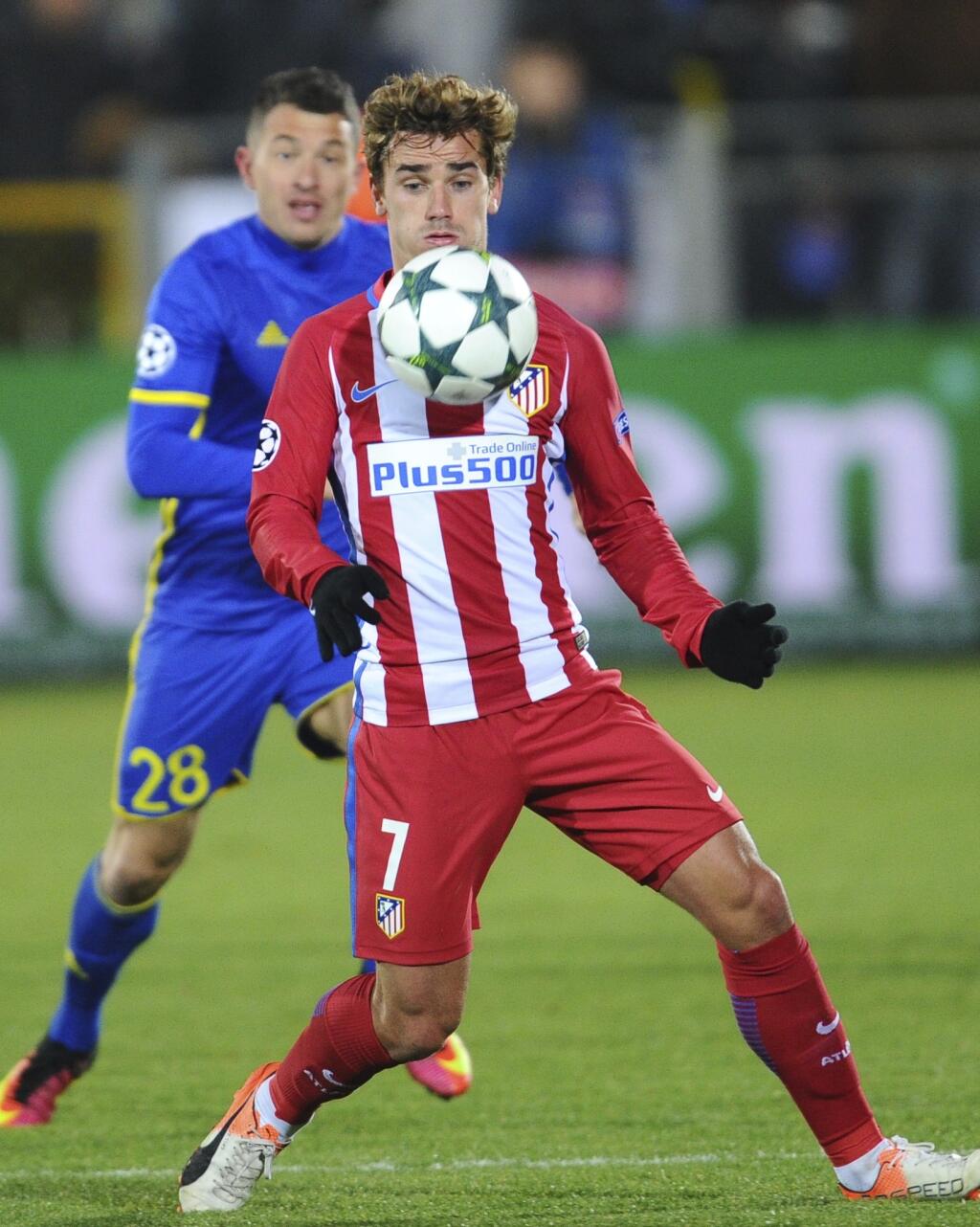 Španielsky futbalový klub FC Barcelona údajne v piatok aktivuje výkupnú klauzulu v zmluve útočníka Antoinea Griezmanna s Atleticom Madrid.