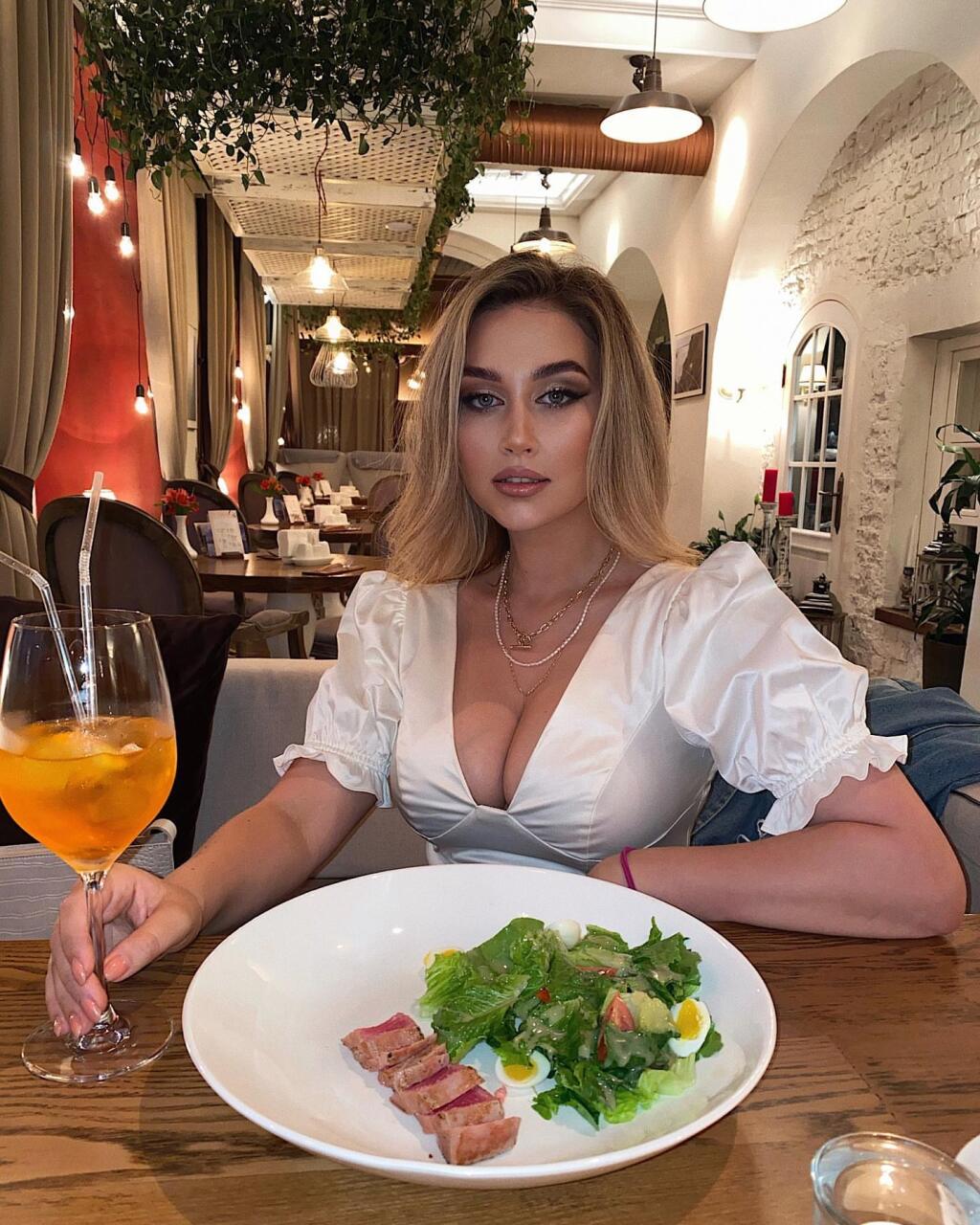 Krásna Soňa nechala na zápase vyniknúť hlavne svoj nabombovaný dekolt.