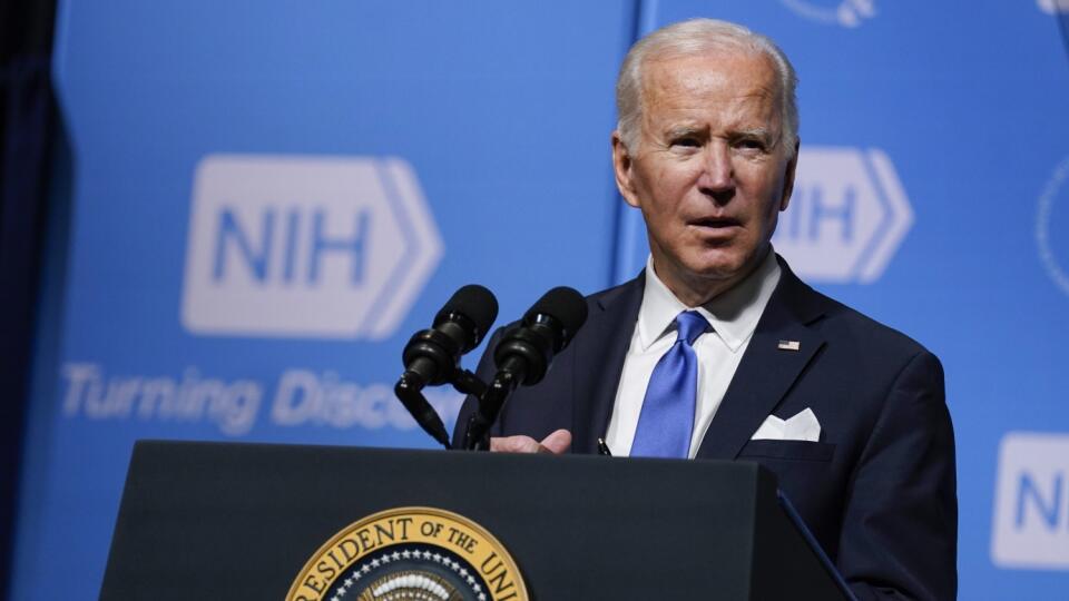 JB 21 Bethesda - Americký prezident Joe Biden hovorí o novom variante COVID-19 s názvom omikron počas jeho návštevy Národného inštitútu zdravia v meste Bethesda 2. decembra 2021. Biden oznámil vo štvrtok začatie zimnej kampane proti koronavírusovému ochoreniu COVID-19. Informovala o tom agentúra AFP.