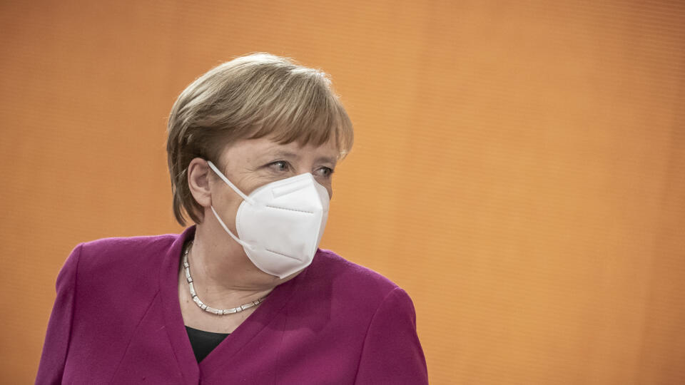 KK21 Berlín - Nemecká kancelárka Angela Merkelová s respirátorom počas zasadnutia vládneho kabinetu v Berlíne 3. marca 2021. FOTO TASR/AP
German Chancellor Angela Merkel takes off her mask at the beginning of the Federal Cabinet meeting at the Chancellery in Berlin, Germany, Wednesday, March 3, 2021. (Michael Kappeler/Pool via AP)