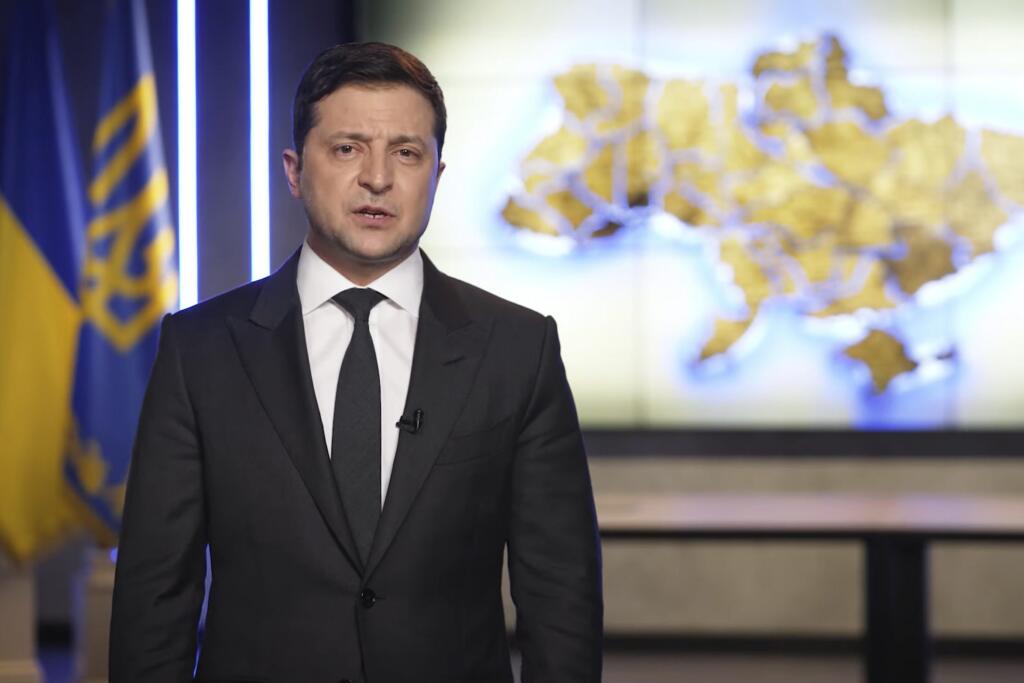 WA 45  Kyjev - Ukrajinský prezident Volodymyr Zelenskyj počas prejavu k národu vo štvrtok 24. februára 2022. Zelenskyj vo štvrtok vyhlásil stanné právo a vyzval občanov, aby nepodliehali panike po tom, ako ruský prezident Vladimir Putin oznámil začiatok vojenskej operácie na Ukrajine. FOTO TASR/AP

In this handout photo taken from video provided by the Ukrainian Presidential Press Office, Ukrainian President Volodymyr Zelenskyy addresses to the nation in Kyiv, Ukraine, Thursday, Feb. 24, 2022. Z