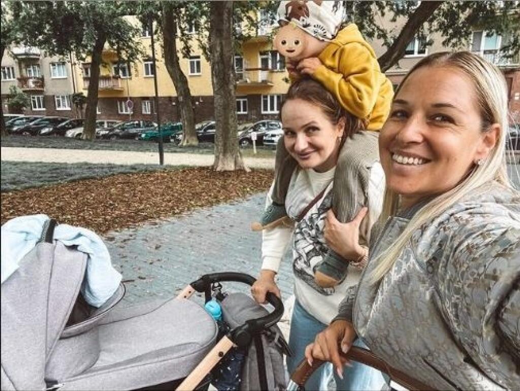 Máj 2021: Kamošky a maminy Šebová Kubovčíková a Dominika Cibulková na spoločnej prechádzke.