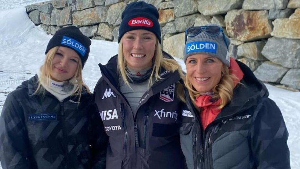 Romy Ertlová s mamou (vpravo) a Mikaelou Shiffrinovou (v strede).