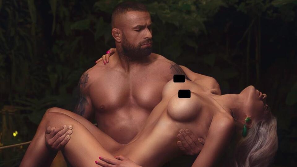 Karlos Vémola má na konte aj pikantné fotenie s playmate Anet Novotnou.