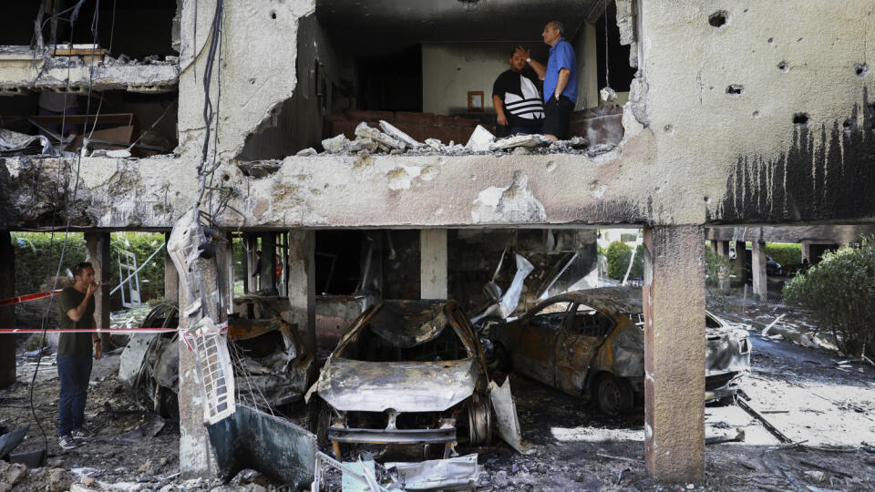 KK19 Petach Tikva - Ľudia prehľadávajú zničený byt po raketovom útoku na budovu z pásma Gazy v izraelskom meste Petach Tikva 13. mája 2021. FOTO TASR/AP
Members of Sror family inspect the damage of their apartment after it was hit by a rocket fired from the Gaza Strip over night, in Petah Tikva, central Israel, Thursday, May 13, 2021. (AP Photo/Oded Balilty)