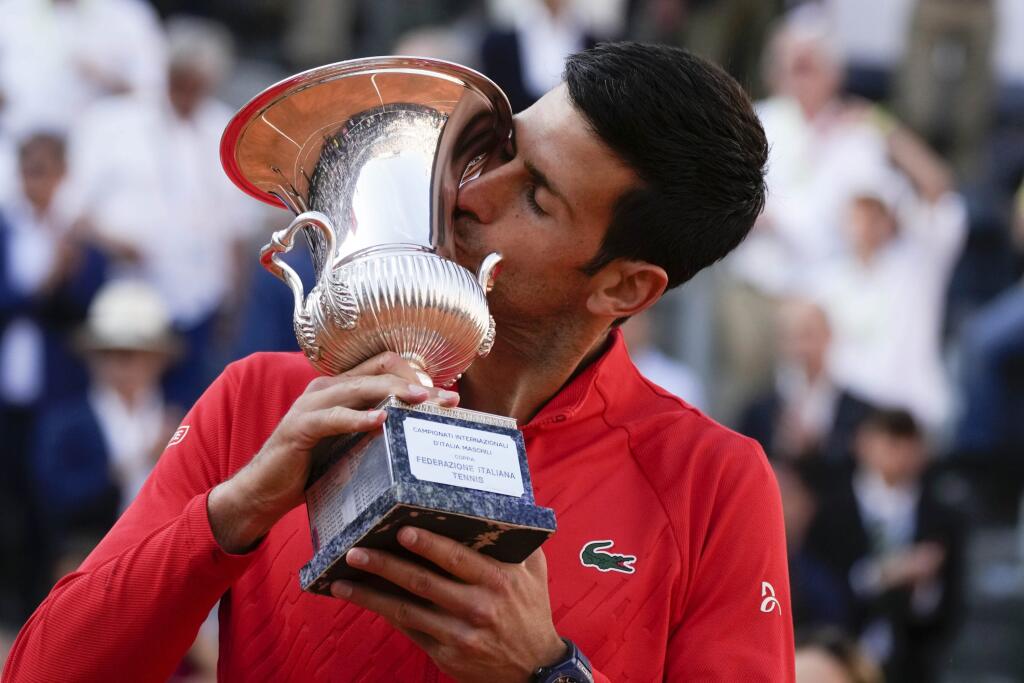 JB 8 Rím - Srbský tenista Novak Djokovič bozkáva trofej po jeho výhre nad Grékom Stefanosom Tsitsipasom vo finále tenisového turnaja ATP v Ríme 15. mája 2022. Djokovič je lídrom svetového rebríčka ATP Entry aj k 16. máju. Svoje postavenie vylepšil o jednu pozíciu Grék Stefanos Tsitsipas, ktorý prehral vo finále ATP Masters 1000 v Ríme práve s Djokovičom a momentálne mu patrí štvrté miesto. Srb si pred druhým Rusom Daniilom Medvedevom udržal náskok 270 bodov. FOTO TASR/AP
Serbia's Novak Djokovic