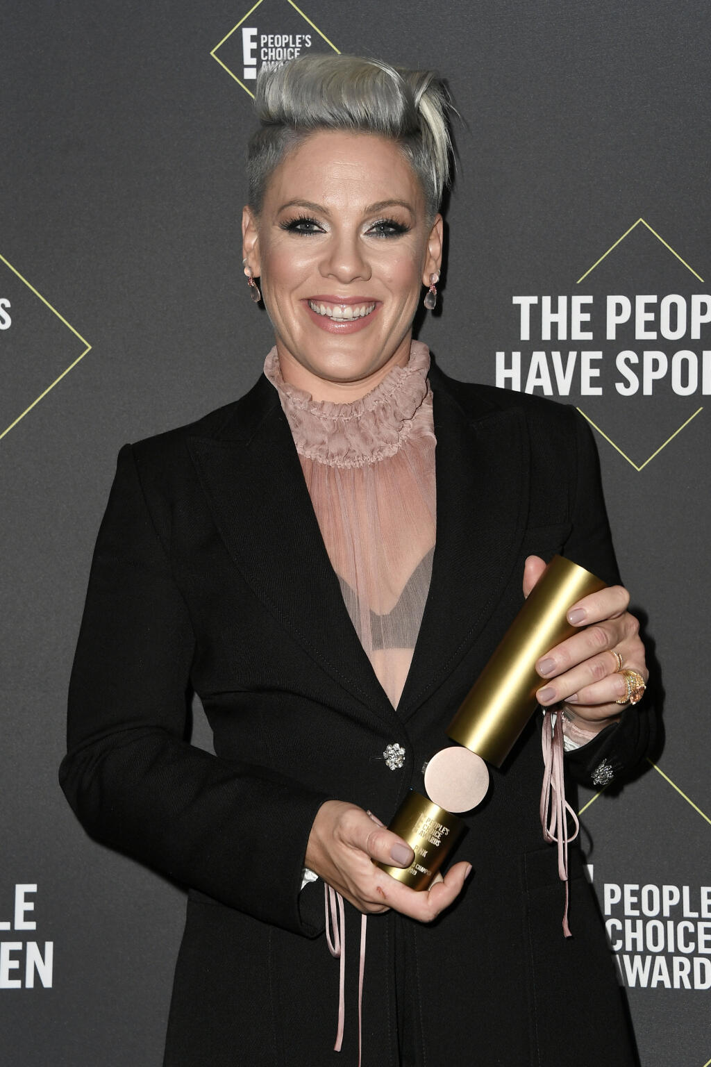 Svetoznáma americká speváčka P!nk oslovila prostredníctvom sociálnych sietí hviezdneho portugalského futbalistu Cristiana Ronalda o pomoc.
