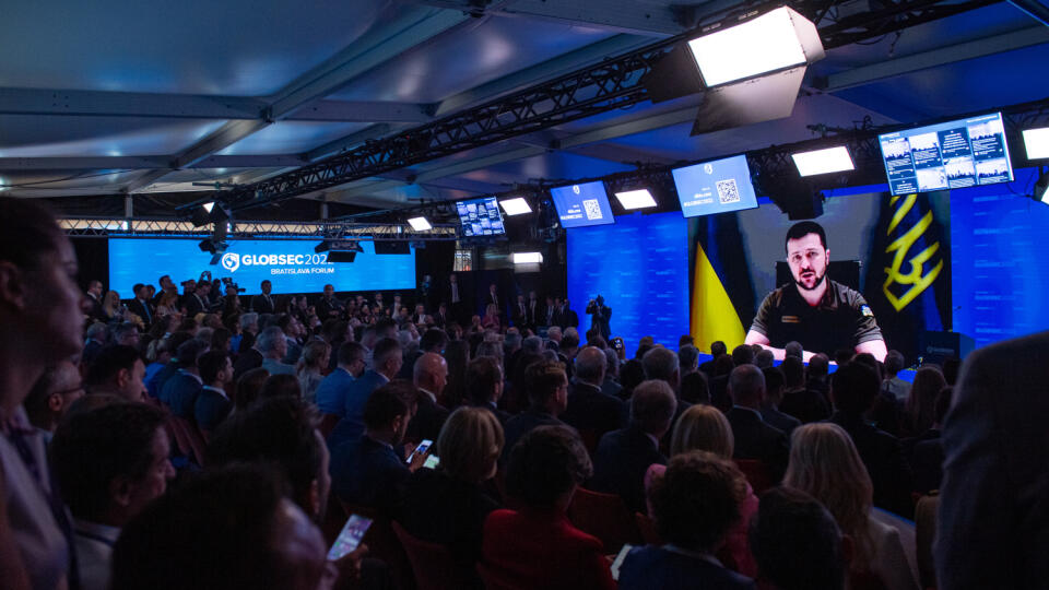 Na snímke na veľkoplošnej obrazovke sa ukrajinský prezident Volodymyr Zelenskyj prostredníctvom videospojenia prihovára k účastníkom na bezpečnostnej konferencii Globsec Bratislava Forum 2022 v Bratislave 2. júna 2022. FOTO TASR - Michal Svítok
