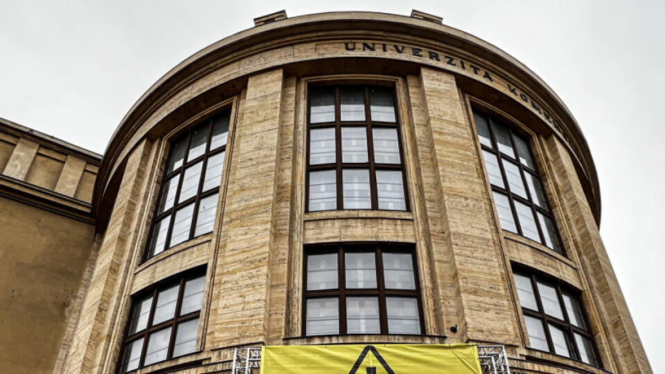 Na snímke transparent o proteste proti novele vysokoškolského zákona pred budovou Univerzity Komenského v Bratislave v pondelok 21. februára 2022. FOTO TASR - Pavol Zachar