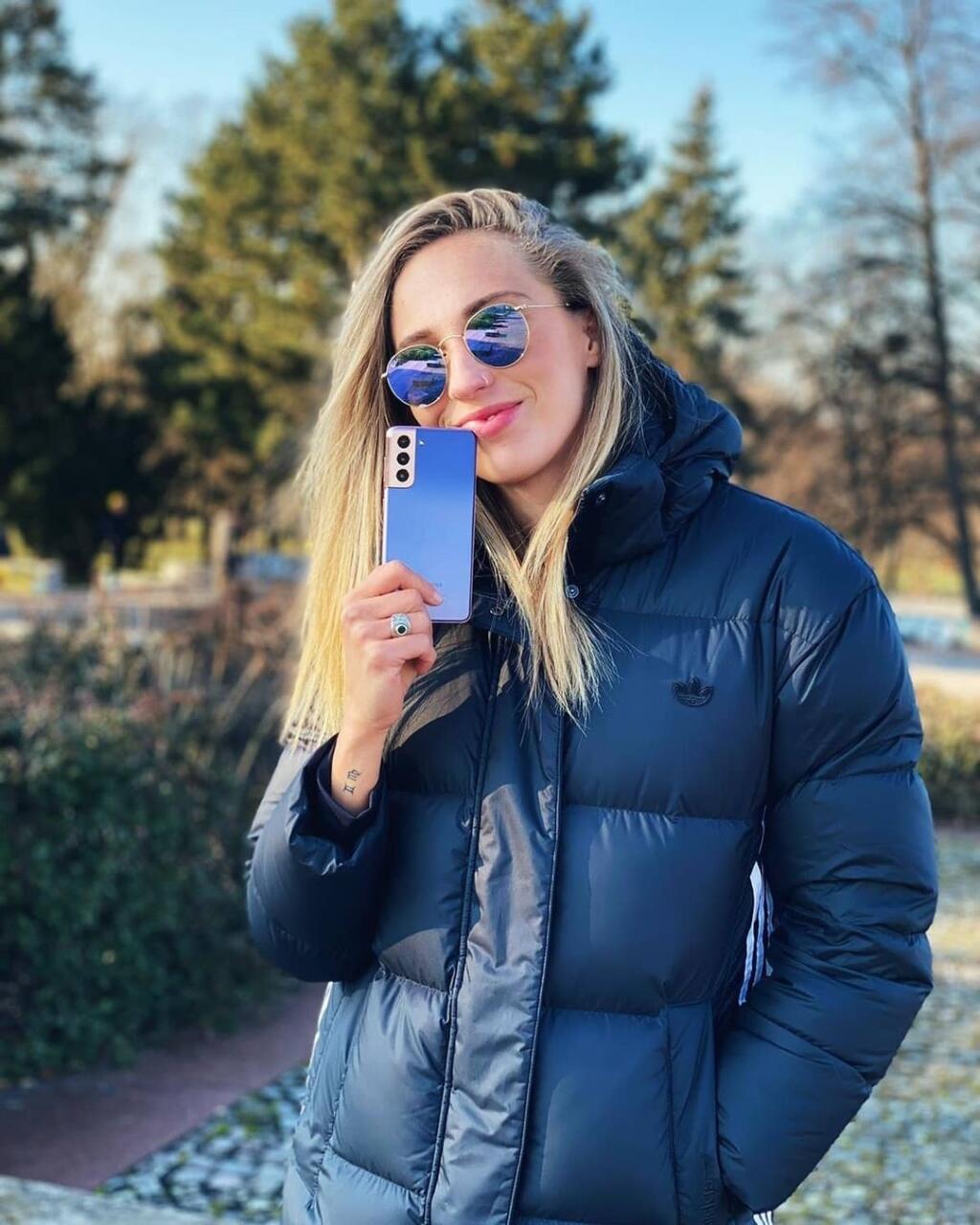 Brankárka Barbora Votiková tvrdí, že v šatni je prevaha lesbičiek. Ona randí s pokrovou hráčkou Barborou Mlejnkovou.