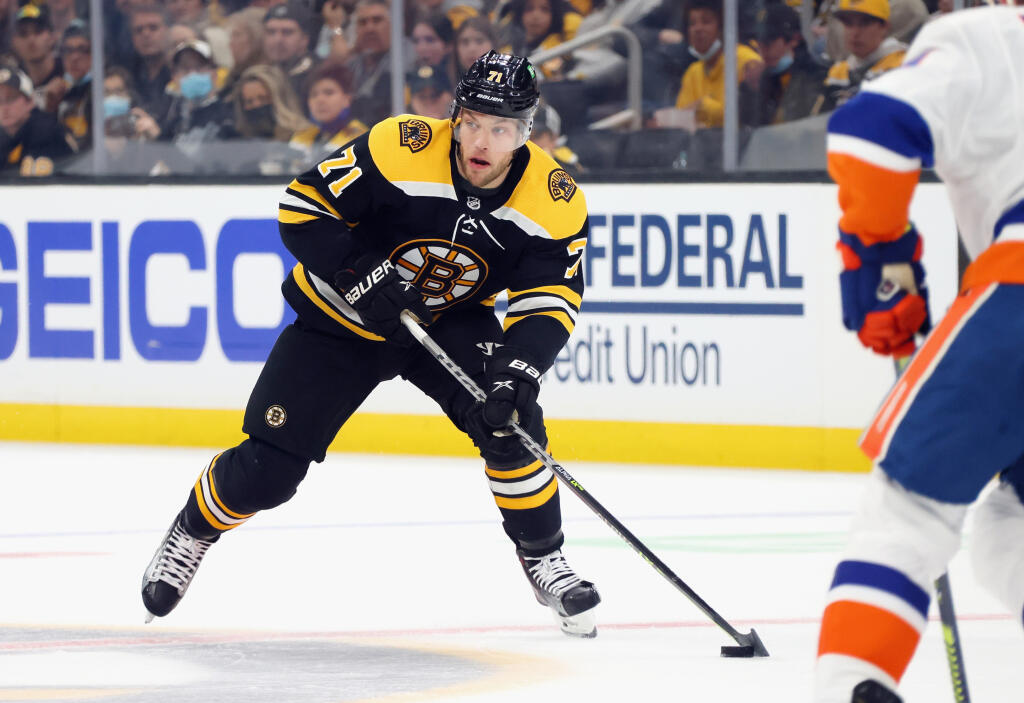 Kanadský hokejista Taylor Hall zostáva v Bostone Bruins.