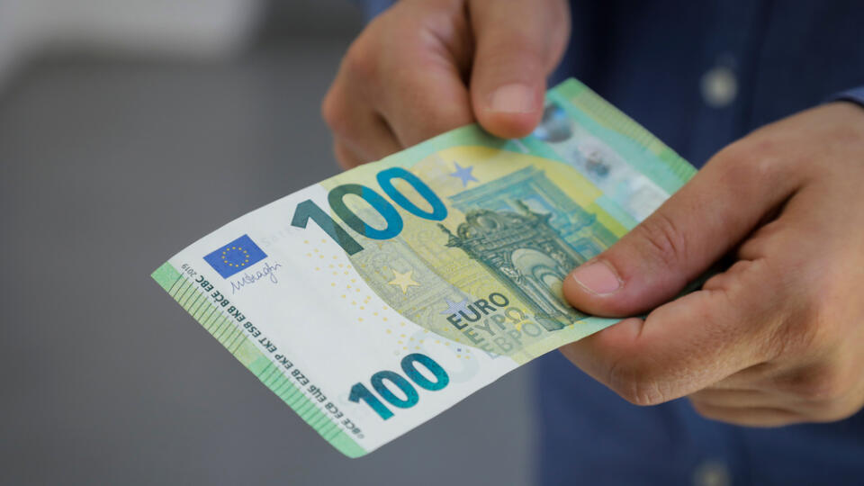Jednorazový príspevok 100 eur dostane množstvo ľudí, najmä tí, čo majú menšie deti.